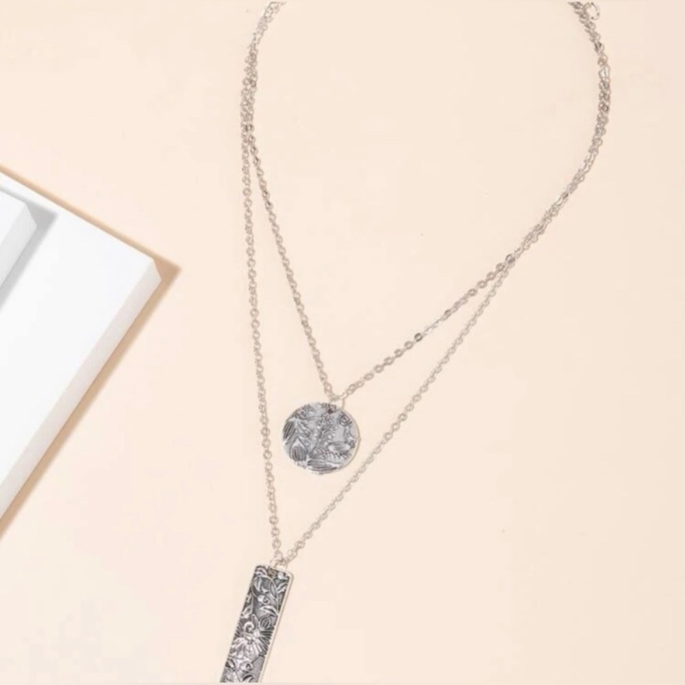 Bohemian floral engraved silver layered necklace medallion and bar adjustable - Picture 8 of 8